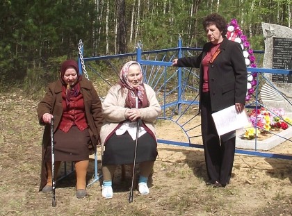 Уроженки деревни Прудище сестры  Елена и Антонина Цалко и Наталья Братцева