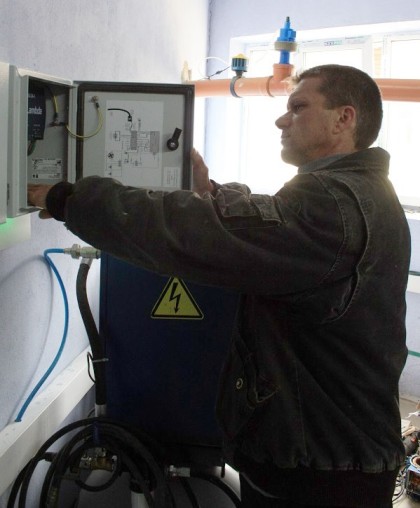 Слесарь С. Михолап проверяет  температуру процессора