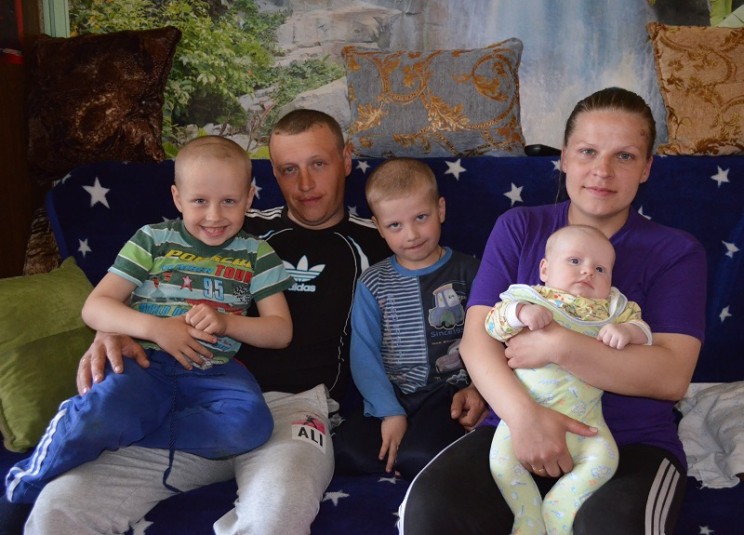 Первой семьей в Бобруйском районе, получившей право на назначение семейного капитала, стала семья Хандецких из пос. Редкий Рог.