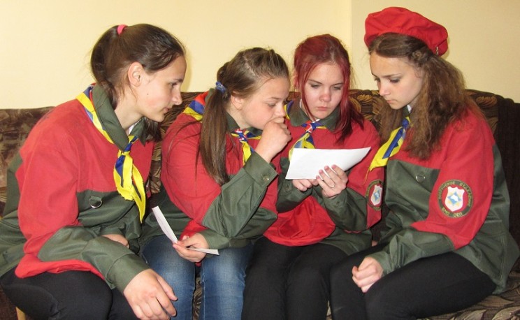 Девочки из команды «Водолей» отвечают на вопросы конкурса «Знатоки ОБЖ»