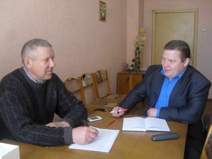 С вопросом к депутату Р. Мануленко (на фото справа)обращается житель д. Каменка М. Сидоров