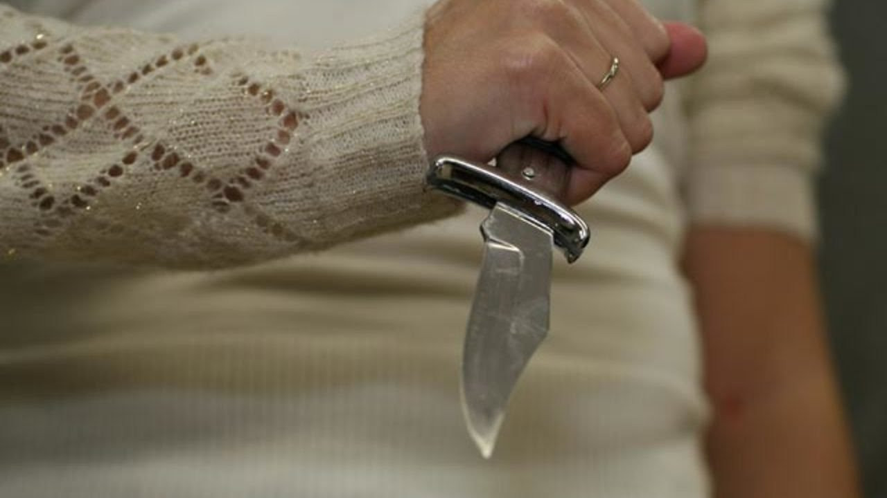 На Бобруйщине сельчанка набросилась с ножом на сожителя-пенсионера