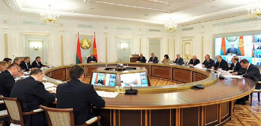 Лукашенко поручил завершить уборку зерновых максимум до 20 августа