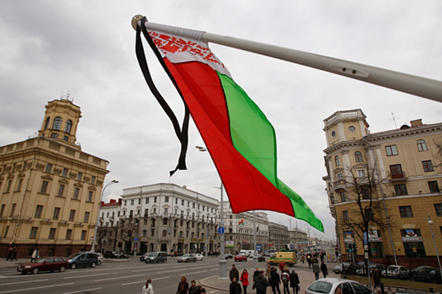 Беларусь в знак солидарности с Россией 28 марта приспустила госфлаги и отменила развлекательные программы в телеэфире