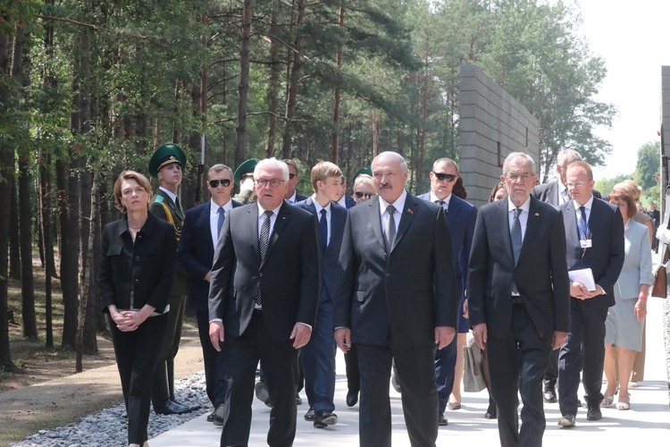 Лукашенко с президентами Германии и Австрии посетил мемориальный комплекс “Тростенец”