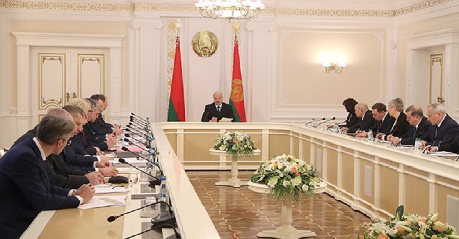 Демографическую ситуацию и поддержку семей с детьми обсудили на совещании у Лукашенко