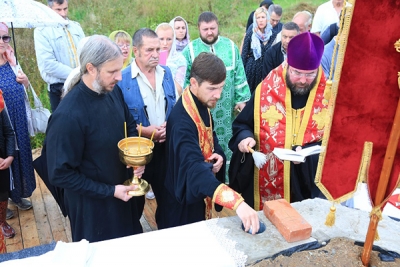 Епископ Серафим заложил капсулу в фундамент строящегося храма в д. Сычково