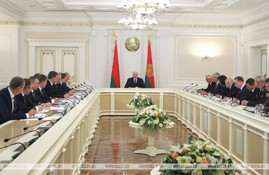 Лукашенко провел с руководством Совета Министров совещание по экономическим вопросам