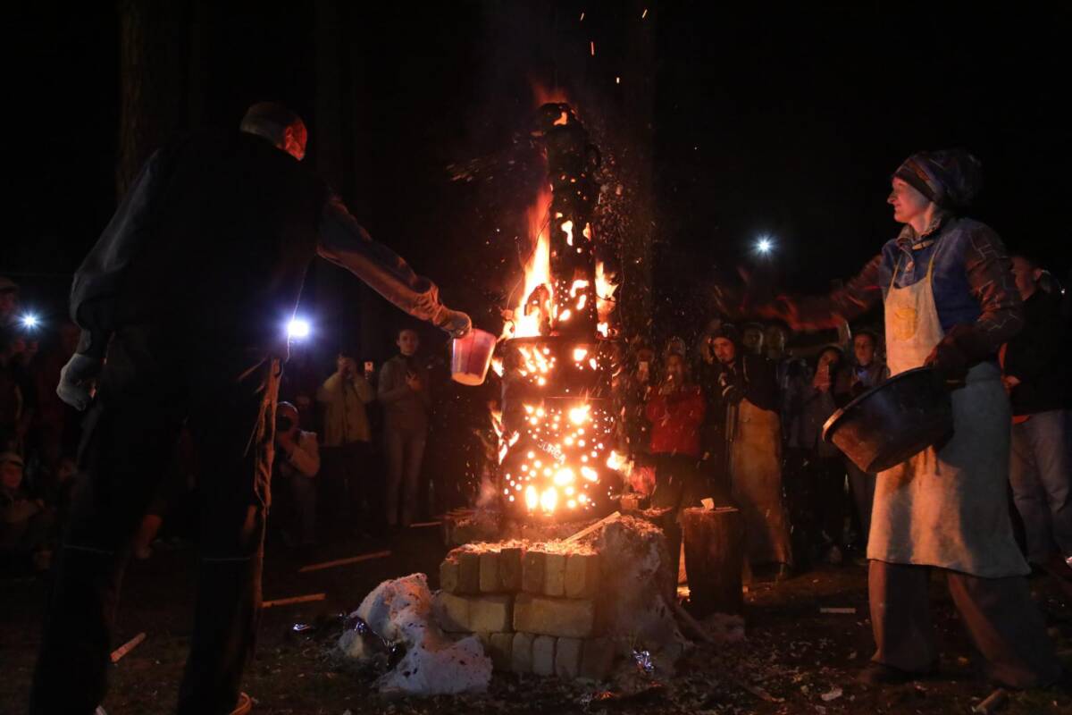 Международный фестиваль «АРТ-Жыжаль» завершился в «Вербках» ночным обжигом «огненных скульптур»