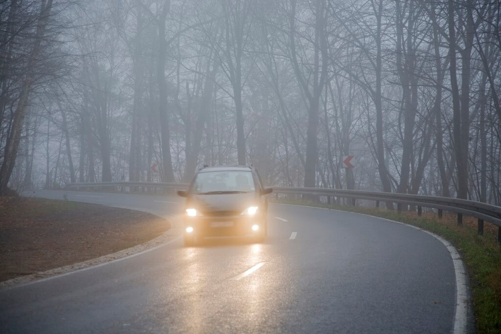 О безопасном вождении в условиях тумана напоминает ГАИ