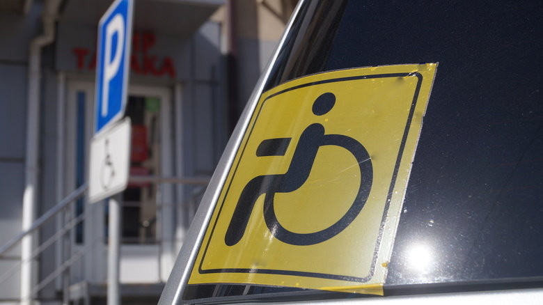Места для инвалидов на парковках на этой неделе – в центре внимания ГАИ