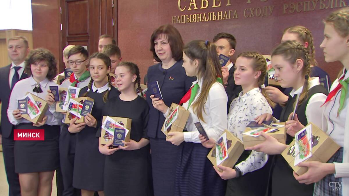 Наталья Кочанова вручила паспорта молодым гражданам. В их числе и представительница нашего района