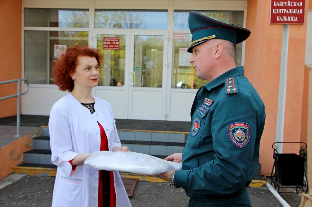 Бобруйские спасатели передали медикам защитные костюмы