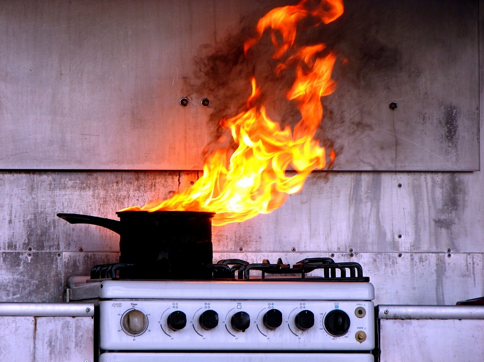 Обед не удался… В Бобруйском районе женщины готовили на плите пищу и получили ожоги