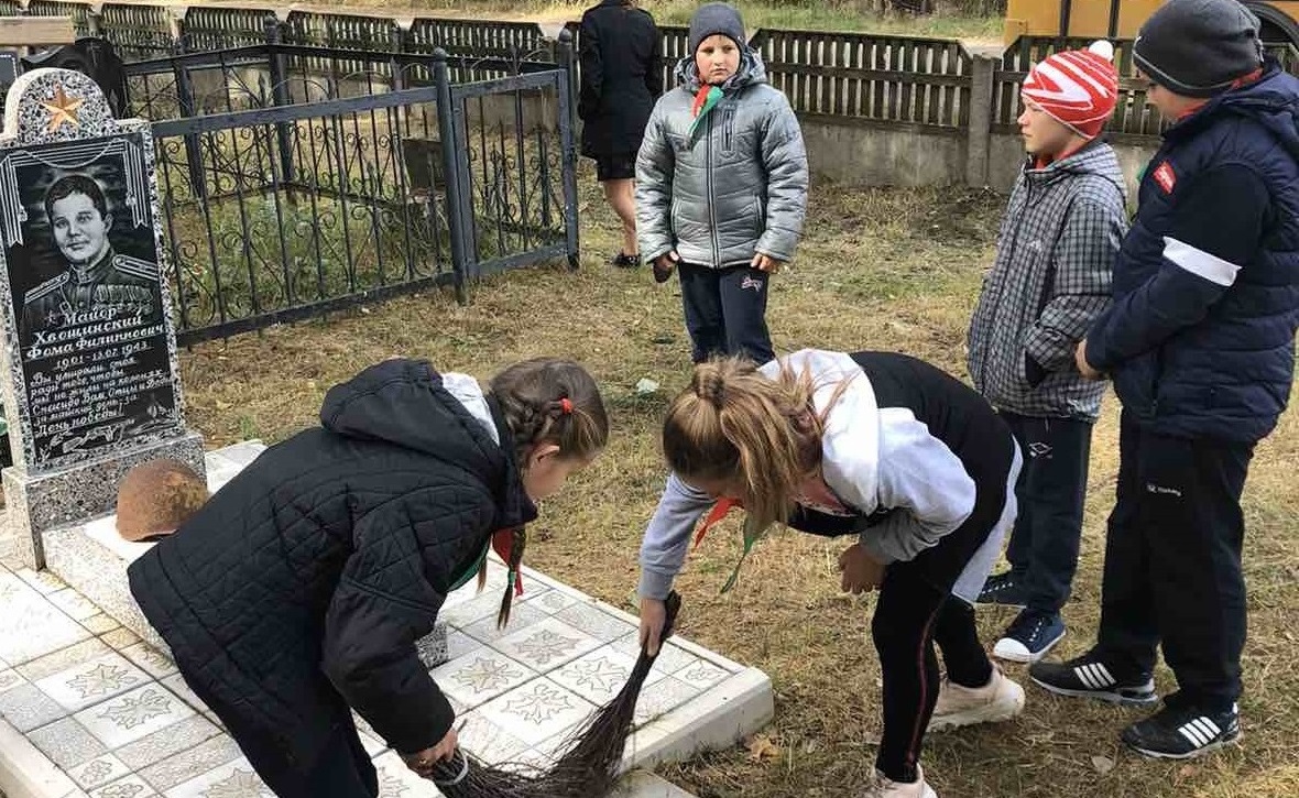 Волонтеры ОО «БРСМ» благоустраивают воинские захоронения