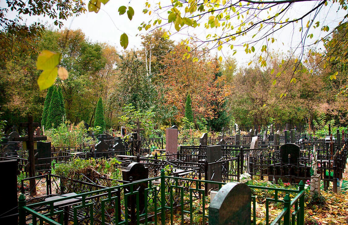 Минздрав призывает на большие выходные остаться дома и не посещать кладбище
