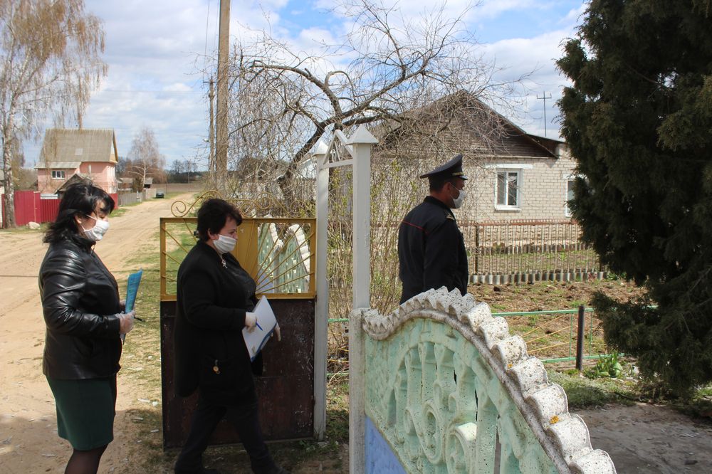 Милиционеры и медработники проверяют жителей Бобруйского района, находящихся на самоизоляции
