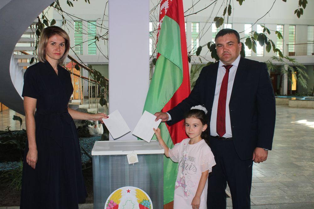 Председатель Бобруйского райисполкома Александр Суходольский вместе с семьей принял участие в выборах