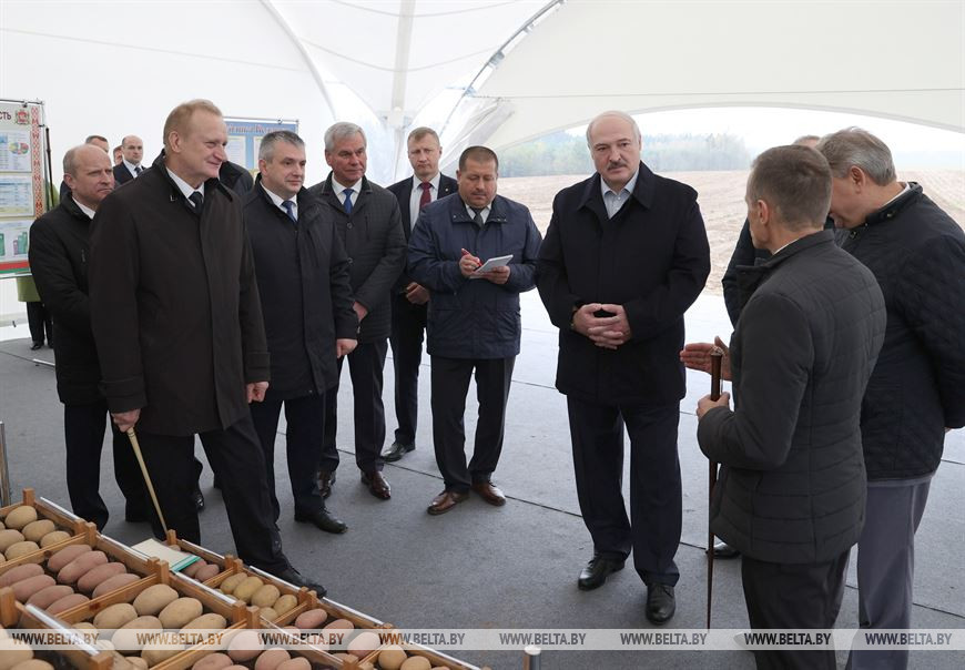 Президент Беларуси Александр Лукашенко сегодня совершил рабочую поездку в Толочинский район Витебской области