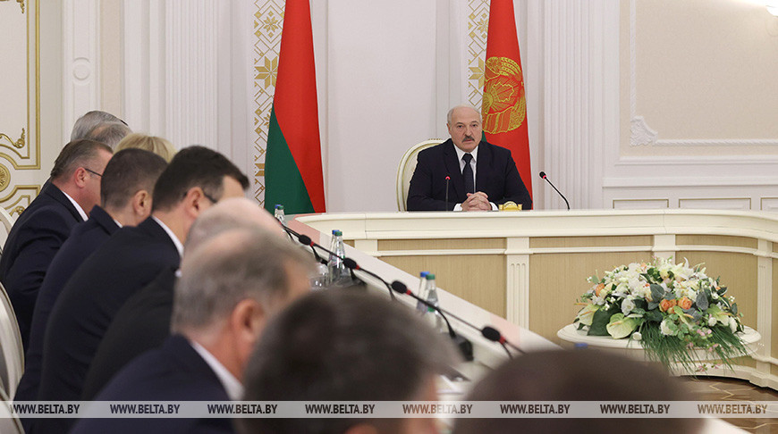 Лукашенко провел совещание по актуальным вопросам
