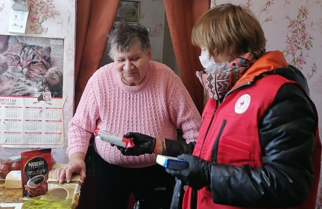 Пожилым людям помогают и волонтеры