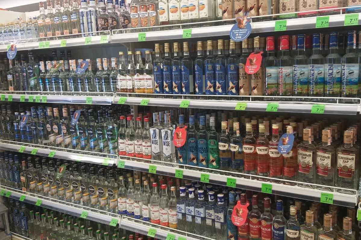 Тематические воблеры и некхенгеры от МЧС появились   на полках с алкогольной продукцией в магазинах Бобруйщины