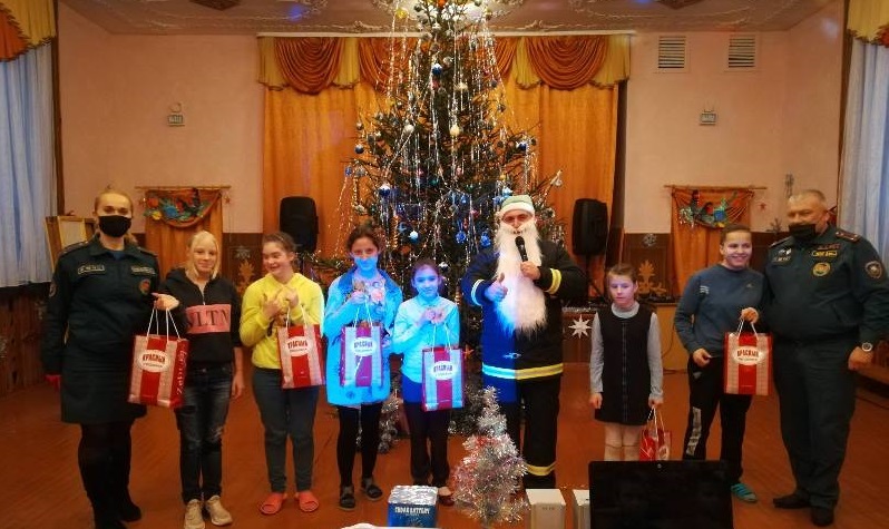 Бобруйские спасатели навестили воспитанников Каменской школы-интерната в рамках благотворительной акции «Наши дети»