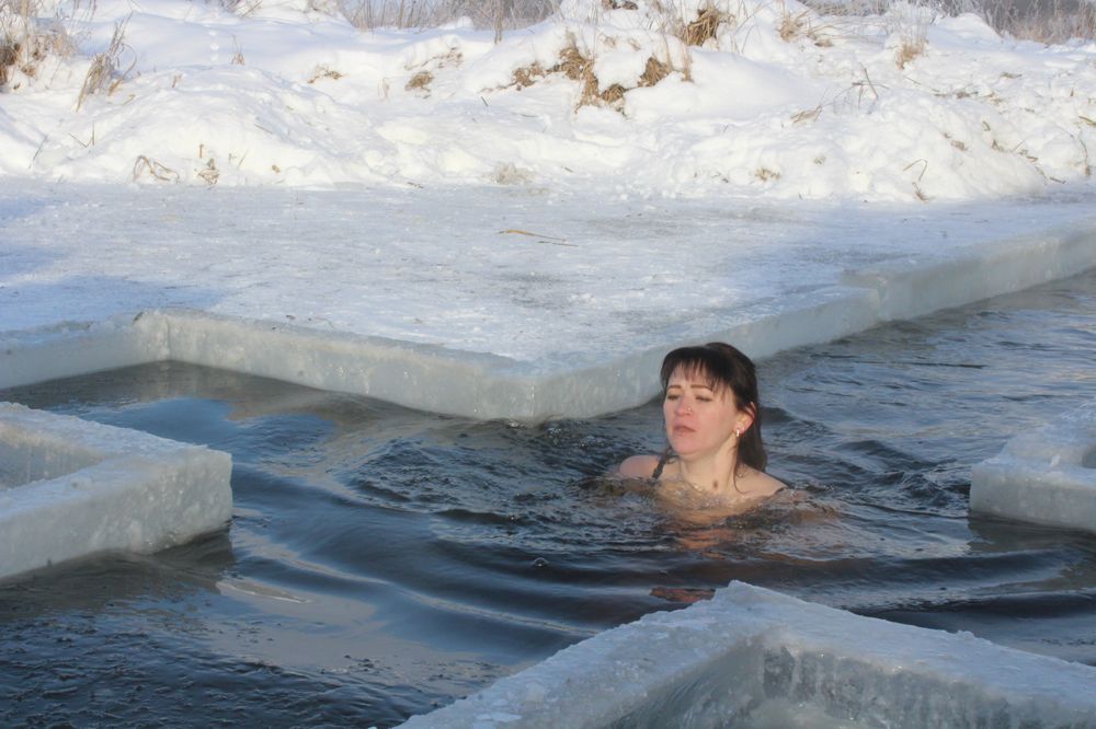 Очиститься и закалиться: в Бобруйском районе проходят крещенские купания