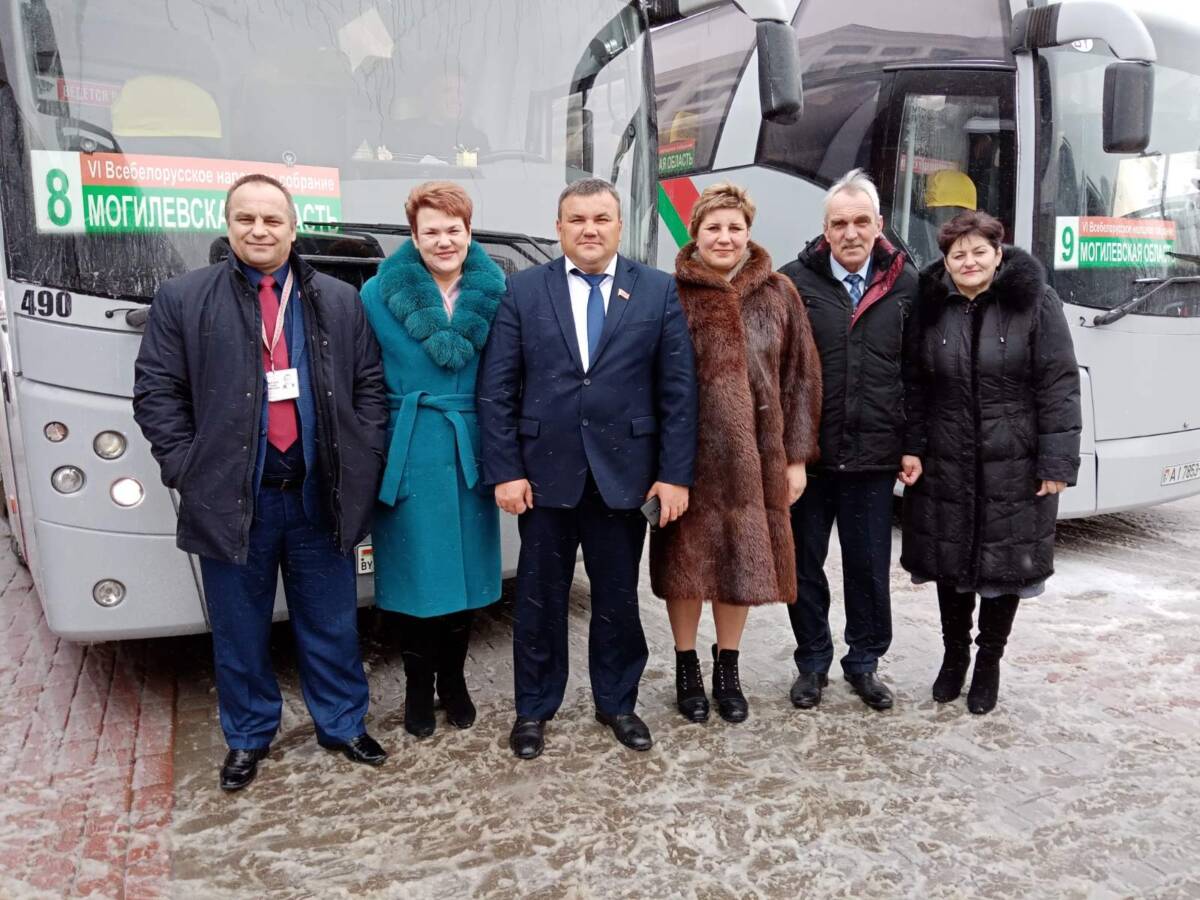 Фотофакт: делегаты высокого форума разъезжаются по своим регионам