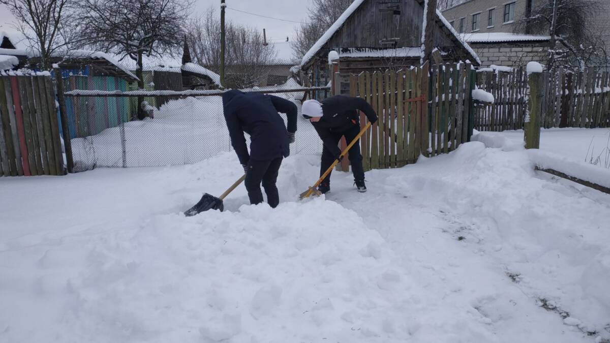 Молодежь Бобруйщины продолжает участвовать в челлендже «Уберем снег вместе»