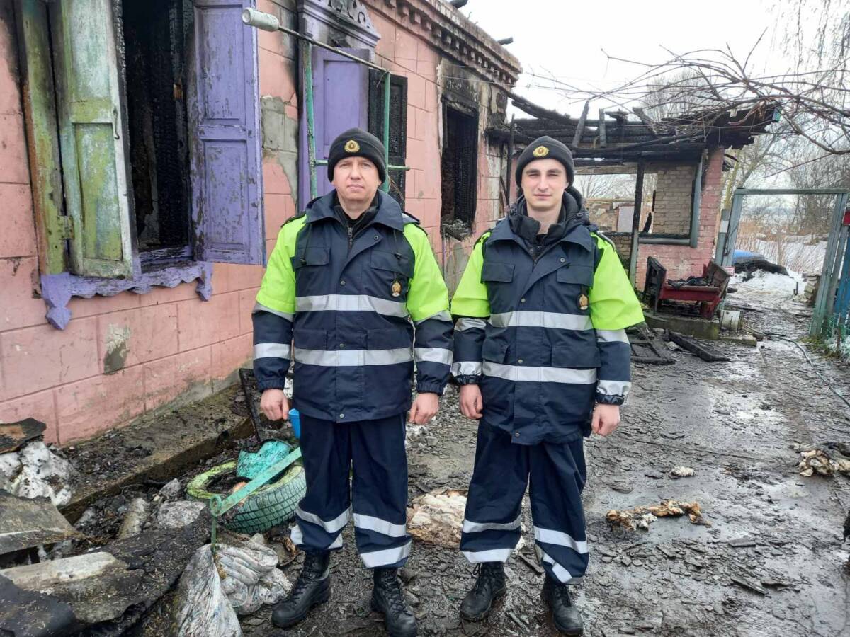 Сотрудники ГАИ Бобруйского РОВД спасли мужчину из горящего дома (+видео)