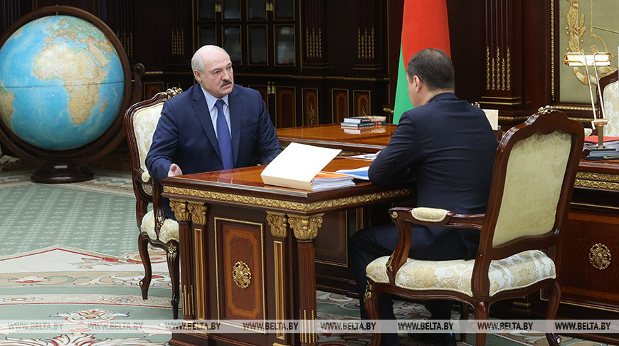 Работа экономики, ответ на санкции, развитие чернобыльских территорий – Лукашенко принял с докладом Головченко