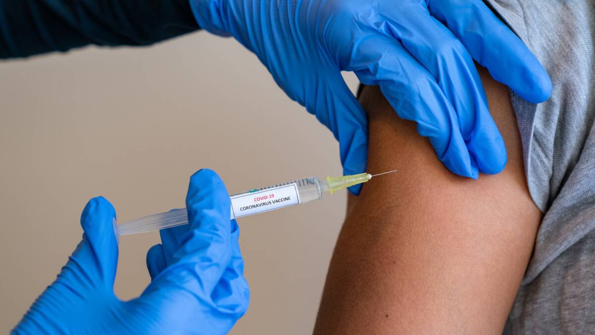 Отказ от вакцинации против COVID-19: Минздрав пояснил, что делать пациенту