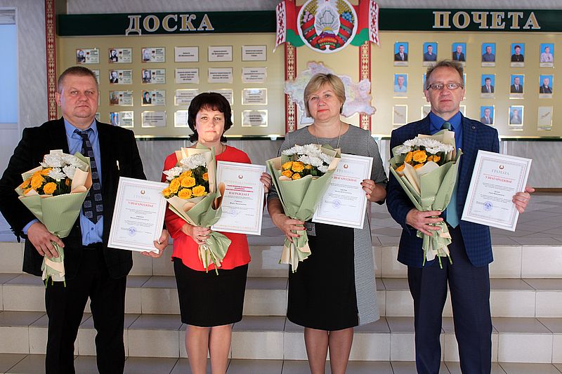 Александр Суходольский вручил Почетные грамоты лучшим работникам образования района