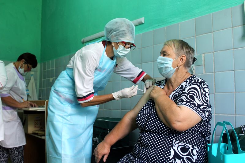 Ирина Глинская: пациенты с хроническими заболеваниями хорошо переносят вакцину от COVID-19