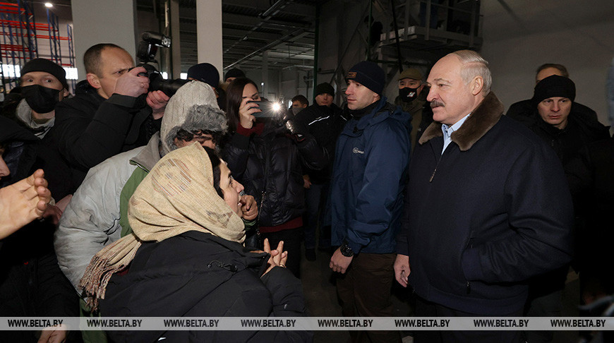 Лукашенко приехал к беженцам в ТЛЦ возле “Брузгов”