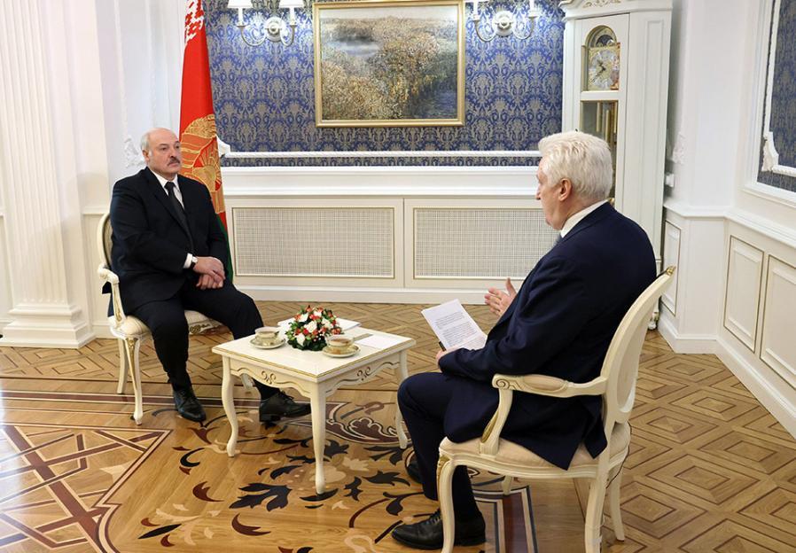 Опубликована телеверсия интервью Александра Лукашенко с главным редактором журнала “Национальная оборона” (видео)