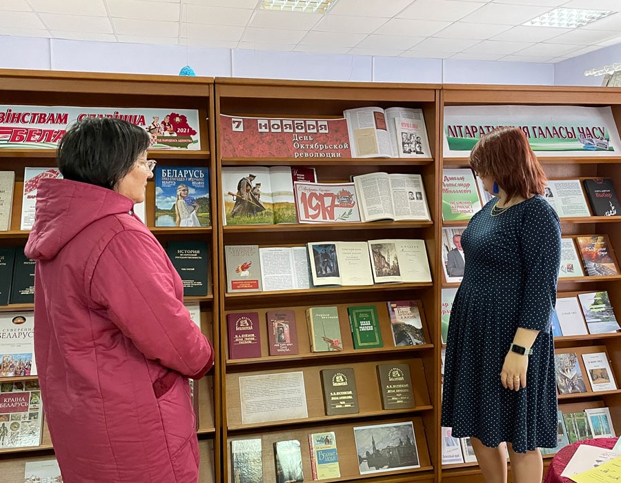 В центральной районной библиотеке представлена книжная выставка «7 ноября – День Октябрьской революции»