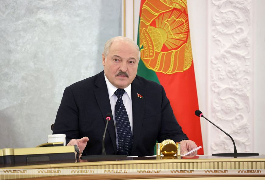 Александр Лукашенко провел совещание<br data-eio=