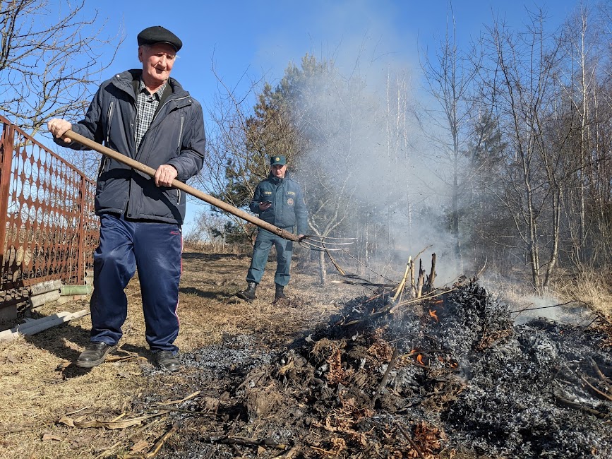 Рейды по предупреждению весенних палов травы проводят спасатели в Бобруйском районе