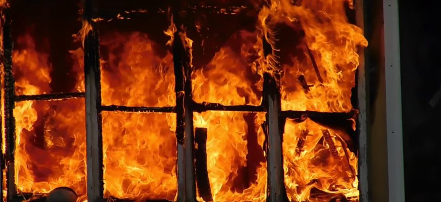 Двое пенсионеров погибли на пожаре в Бобруйском районе