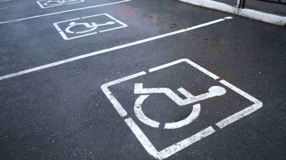 Парковка с ограниченными возможностями. Кто имеет право на места для инвалидов?