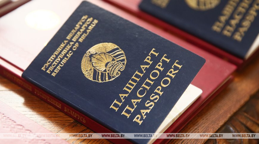 Лукашенко подписал указ о приеме в гражданство 319 человек, в том числе 290 граждан Украины