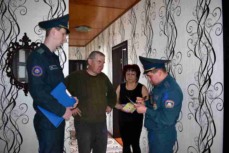Предостеречь от беды: рейд работников МЧС Бобруйска и Могилева в сельскую местность