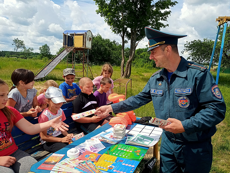 Спасатели Бобруйщины продолжают работать над безопасностью детей во время летних каникул