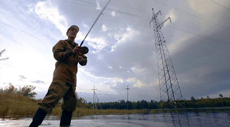 Рыбалка под воздушными линиями электропередачи — это смертельная опасность