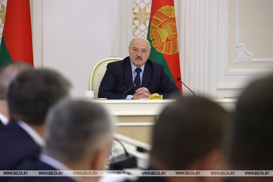 Президент распорядился с 6 октября ввести запрет на повышение цен в Беларуси