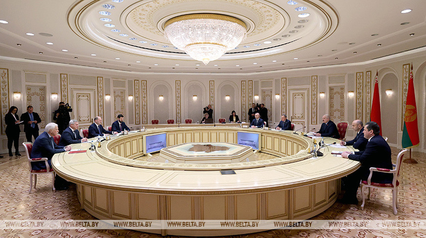 Лукашенко продолжил практику встреч с главами регионов России, на этот раз — с губернатором Ростовской области