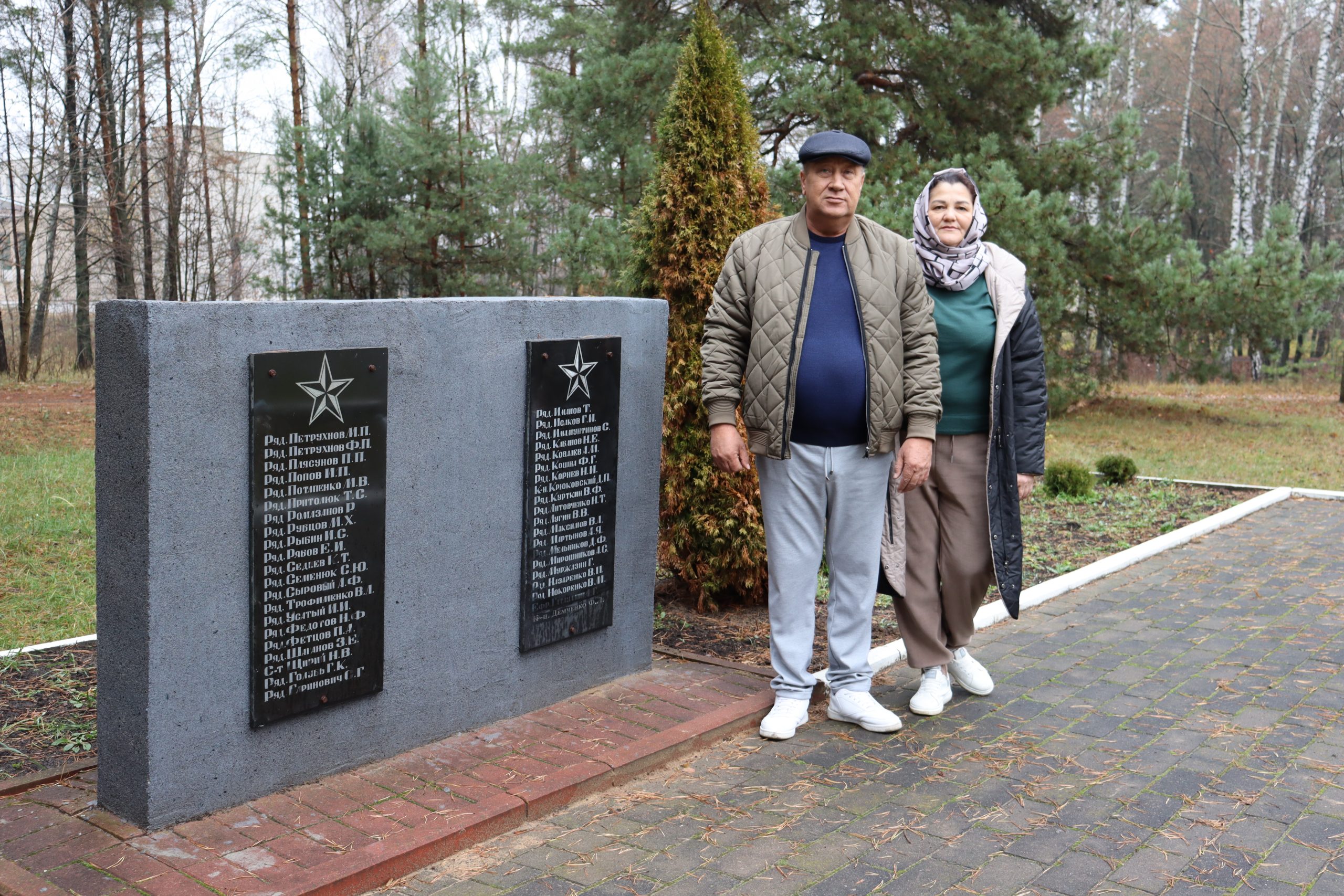 Семья из Татарстана посетила д. Слободка, чтобы побыть на могиле погибшего во время войны родственника