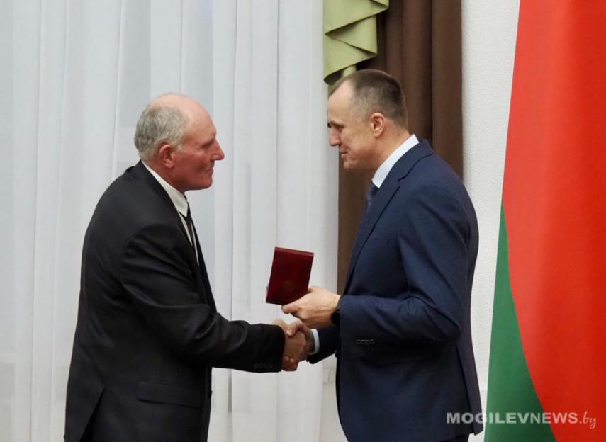 Аграрыі Бабруйскага раёна ўдастоены медаля “За працоўныя заслугі”